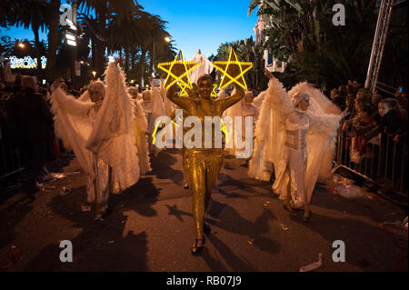 Malaga, Spanien. . 5 Jan, 2019. Frauen in Fantasy Kostüm tanzen gesehen auf der Straße, wie sie Teil an der Parade während der Erscheinung des Herrn feiern, ein Drei Weisen Parade. Credit: Jesus Merida/SOPA Images/ZUMA Draht/Alamy leben Nachrichten Stockfoto