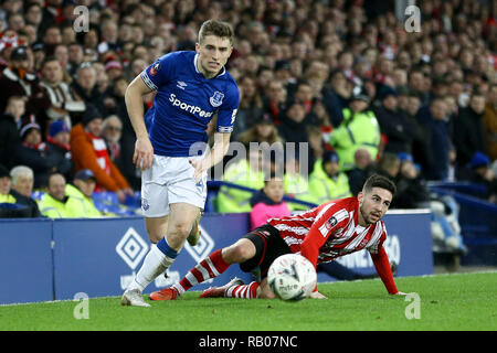 Liverpool, Großbritannien. 5. Jan 2019. Jonjoe Kenny von Everton weg erhält von Tom Pett von Lincoln City. Die Emirate FA Cup, 3.Runde, Everton v Lincoln City im Goodison Park in Liverpool am Samstag, den 5. Januar 2019. Dieses Bild dürfen nur für redaktionelle Zwecke verwendet werden. Nur die redaktionelle Nutzung, eine Lizenz für die gewerbliche Nutzung erforderlich. Keine Verwendung in Wetten, Spiele oder einer einzelnen Verein/Liga/player Publikationen. pic von Chris Stading/Andrew Orchard sport Fotografie/Alamy leben Nachrichten Stockfoto