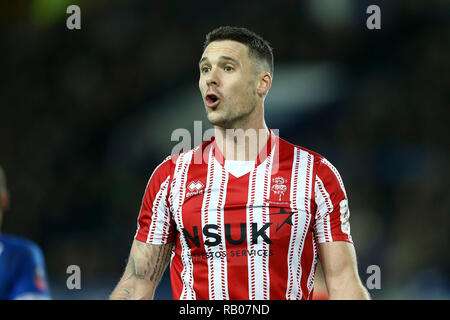 Liverpool, Großbritannien. 5. Jan 2019. Jason Shackell von Lincoln City an schaut. Die Emirate FA Cup, 3.Runde, Everton v Lincoln City im Goodison Park in Liverpool am Samstag, den 5. Januar 2019. Dieses Bild dürfen nur für redaktionelle Zwecke verwendet werden. Nur die redaktionelle Nutzung, eine Lizenz für die gewerbliche Nutzung erforderlich. Keine Verwendung in Wetten, Spiele oder einer einzelnen Verein/Liga/player Publikationen. pic von Chris Stading/Andrew Orchard sport Fotografie/Alamy leben Nachrichten Stockfoto