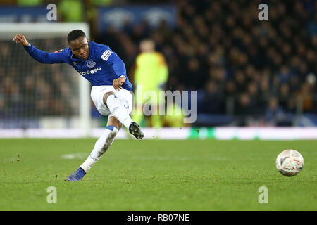 Liverpool, Großbritannien. 5. Jan 2019. Ademola Lookman von Everton in Aktion. Die Emirate FA Cup, 3.Runde, Everton v Lincoln City im Goodison Park in Liverpool am Samstag, den 5. Januar 2019. Dieses Bild dürfen nur für redaktionelle Zwecke verwendet werden. Nur die redaktionelle Nutzung, eine Lizenz für die gewerbliche Nutzung erforderlich. Keine Verwendung in Wetten, Spiele oder einer einzelnen Verein/Liga/player Publikationen. pic von Chris Stading/Andrew Orchard sport Fotografie/Alamy leben Nachrichten Stockfoto