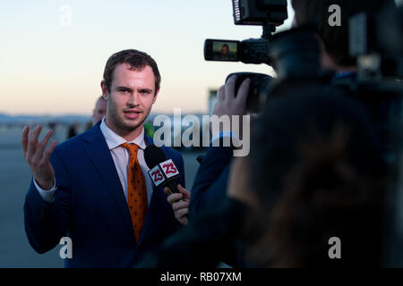 Santa Clara, Kalifornien, USA. Am 4. Januar, 2019. Januar 03, 2019 - San Jose, Kalifornien, USA - Clemson Tiger wide receiver Hunter Renfrow (13) spricht mit den Medien nach Ankunft auf dem Norman Y. Mineta San Jose International Airport vor dem College Football Endspiel nationale Meisterschaft Spiel zwischen der Clemson Tiger und die Alabama Crimson Tide am Levi's Stadion, Santa Clara, Kalifornien. Quelle: Adam Lacy/ZUMA Draht/Alamy leben Nachrichten Stockfoto