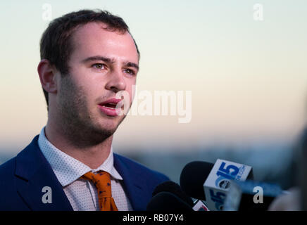 Santa Clara, Kalifornien, USA. Am 4. Januar, 2019. Januar 03, 2019 - San Jose, Kalifornien, USA - Clemson Tiger wide receiver Hunter Renfrow (13) spricht mit den Medien nach Ankunft auf dem Norman Y. Mineta San Jose International Airport vor dem College Football Endspiel nationale Meisterschaft Spiel zwischen der Clemson Tiger und die Alabama Crimson Tide am Levi's Stadion, Santa Clara, Kalifornien. Quelle: Adam Lacy/ZUMA Draht/Alamy leben Nachrichten Stockfoto