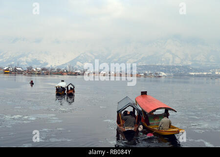 Srinagar, Jammu, Kaschmir, Indien. 5 Jan, 2019. Schiffer Zeilen ihre Boote nach dem Schneefall in Srinagar, die Hauptstadt des indischen Teil Kaschmirs gesteuert. Kaschmir seine ersten Schneefall erlebt. Credit: Masrat Zahra/ZUMA Draht/Alamy leben Nachrichten Stockfoto