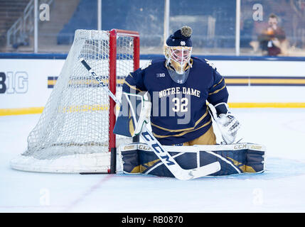 South Bend, Indiana, USA. 05 Jan, 2019. Notre Dame Torwart Cale Morris (32) während der NCAA Hockey spiel action zwischen den Michigan Wolverines und die Notre Dame Fighting Irish in Compton Familie Ice Arena in South Bend, Indiana. Johann Mersits/CSM/Alamy leben Nachrichten Stockfoto