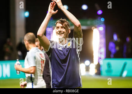 Glasgow, UK. 5. Jan 2019. Aktion vom Tag 2 des FansBet Star Sixes Turnier an die SSE-Hydro in Glasgow. Spiel 6 - England gegen Schottland Don Hutchison begrüßt die Fans bei der Star-Sixes Turnier in Glasgow Credit: Colin Poultney/Alamy leben Nachrichten Stockfoto