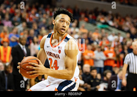 Virginia, USA. 5. Jan 2018. Virginia Cavaliers guard Marco Anthony (24) während der NCAA College Basketball Spiel zwischen der Florida State Seminoles und der Virginia Kavaliere an der John Paul Jones Arena am Samstag, den 5. Januar 2019 in Charlottesville, VA. Jakob Kupferman/CSM Credit: Cal Sport Media/Alamy leben Nachrichten Stockfoto