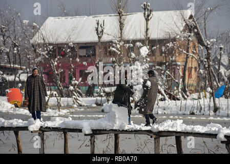 Kaschmir, Indien. 5. Jan 2019. Kaschmir Jungen gesehen spielen mit Schnee nach Frische Zauber der Schneefall in Srinagar. Die Kaschmir-region erlebt seit einigen Tagen Schnee für die Unterbrechung des Flugverkehrs und der straßenverkehr zwischen Srinagar und Jammu, die Sommer und Winter Hauptstädte der indischen Seite von Kaschmir. Credit: SOPA Images Limited/Alamy leben Nachrichten Stockfoto