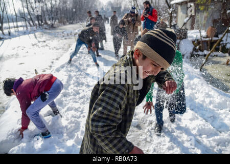 Kaschmir, Indien. 5. Jan 2019. Ein Kaschmirischen Jungen gesehen zu reagieren wie er durch Schnee geschlagen wurde nach Frische Zauber der Schneefall in Srinagar. Die Kaschmir-region erlebt seit einigen Tagen Schnee für die Unterbrechung des Flugverkehrs und der straßenverkehr zwischen Srinagar und Jammu, die Sommer und Winter Hauptstädte der indischen Seite von Kaschmir. Credit: SOPA Images Limited/Alamy leben Nachrichten Stockfoto