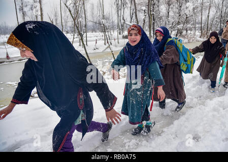 Kaschmir, Indien. 5. Jan 2019. Kaschmir Mädchen gesehen reagieren, Spaziergänge auf Schnee nach Frische Zauber der Schneefall in Srinagar. Die Kaschmir-region erlebt seit einigen Tagen Schnee für die Unterbrechung des Flugverkehrs und der straßenverkehr zwischen Srinagar und Jammu, die Sommer und Winter Hauptstädte der indischen Seite von Kaschmir. Credit: SOPA Images Limited/Alamy leben Nachrichten Stockfoto