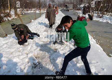 Kaschmir, Indien. 5. Jan 2019. Kaschmir Jungen gesehen spielen mit Schnee nach Frische Zauber der Schneefall in Srinagar. Die Kaschmir-region erlebt seit einigen Tagen Schnee für die Unterbrechung des Flugverkehrs und der straßenverkehr zwischen Srinagar und Jammu, die Sommer und Winter Hauptstädte der indischen Seite von Kaschmir. Credit: SOPA Images Limited/Alamy leben Nachrichten Stockfoto