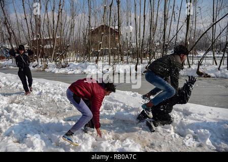 Kaschmir, Indien. 5. Jan 2019. Kaschmir Jungen gesehen spielen mit Schnee nach Frische Zauber der Schneefall in Srinagar. Die Kaschmir-region erlebt seit einigen Tagen Schnee für die Unterbrechung des Flugverkehrs und der straßenverkehr zwischen Srinagar und Jammu, die Sommer und Winter Hauptstädte der indischen Seite von Kaschmir. Credit: SOPA Images Limited/Alamy leben Nachrichten Stockfoto