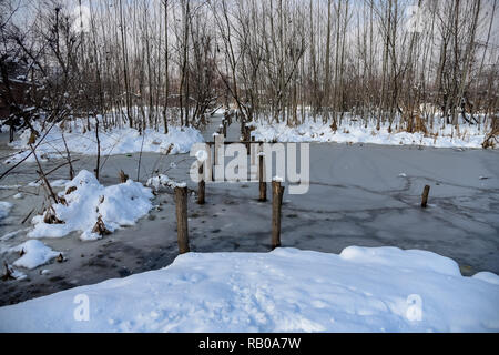 Kaschmir, Indien. 5. Jan 2019. Dal Lake gesehen mit Schnee bedeckt nach Frische Zauber der Schneefall in Srinagar. Die Kaschmir-region erlebt seit einigen Tagen Schnee für die Unterbrechung des Flugverkehrs und der straßenverkehr zwischen Srinagar und Jammu, die Sommer und Winter Hauptstädte der indischen Seite von Kaschmir. Credit: SOPA Images Limited/Alamy leben Nachrichten Stockfoto