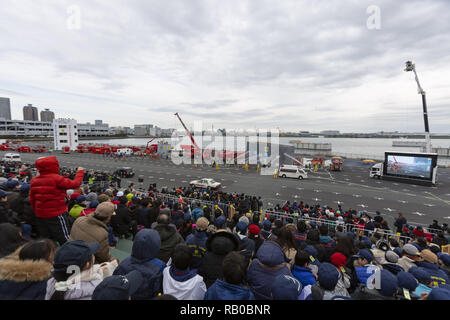 Tokio, Japan. 6. Januar, 2019. Mitglieder der Tokyo Feuerwehr während des jährlichen Neues Jahr Feuer in Tokyo Big Sight durchführen. Dieses Jahr, ca. 2800 Teilnehmern, darunter Tokio Feuerwehr Feuerwehrleute und freiwillige Helfer ihre neuesten Feuerwehr und Rettungsdienst Techniken demonstrieren. 161 Feuerwehr fahrzeuge und Hubschrauber sind auch präsentiert. Credit: Rodrigo Reyes Marin/ZUMA Draht/Alamy leben Nachrichten Stockfoto