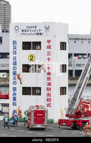 Tokio, Japan. 6. Januar, 2019. Mitglieder der Tokyo Feuerwehr während des jährlichen Neues Jahr Feuer in Tokyo Big Sight durchführen. Dieses Jahr, ca. 2800 Teilnehmern, darunter Tokio Feuerwehr Feuerwehrleute und freiwillige Helfer ihre neuesten Feuerwehr und Rettungsdienst Techniken demonstrieren. 161 Feuerwehr fahrzeuge und Hubschrauber sind auch präsentiert. Credit: Rodrigo Reyes Marin/ZUMA Draht/Alamy leben Nachrichten Stockfoto