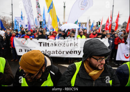 Budapest, Ungarn. 5. Jan 2019. Demonstranten mit gelben Westen während eines Protestes in Helden Platz gegen die Verabschiedung eines neuen Arbeitsrechts gesehen, der auch als 'Slave', wie es den Arbeitgebern zu erhöhen Pflicht Arbeitnehmer. Seit Dezember 2018, Ungarn gingen auf die Straße für mehr als eine Woche gegen das neue Arbeitsrecht und die Einführung eines neuen parallelen Court System protestieren. Credit: SOPA Images Limited/Alamy leben Nachrichten Stockfoto