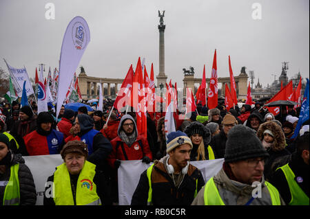 Budapest, Ungarn. 5. Jan 2019. Demonstranten mit gelben Westen während eines Protestes in Helden Platz gegen die Verabschiedung eines neuen Arbeitsrechts gesehen, der auch als 'Slave', wie es den Arbeitgebern zu erhöhen Pflicht Arbeitnehmer. Seit Dezember 2018, Ungarn gingen auf die Straße für mehr als eine Woche gegen das neue Arbeitsrecht und die Einführung eines neuen parallelen Court System protestieren. Credit: SOPA Images Limited/Alamy leben Nachrichten Stockfoto