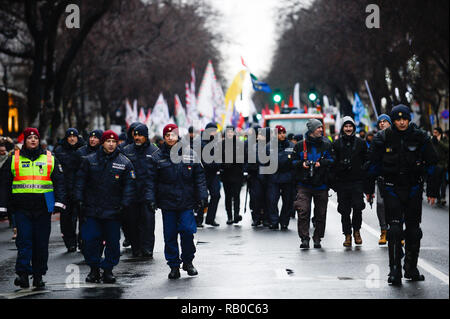 Budapest, Ungarn. 5. Jan 2019. Polizei gesehen, Sicherheit Maßnahmen während eines Protestes in Helden Platz gegen die Verabschiedung eines neuen Arbeitsrechts, der auch als 'Slave', wie es den Arbeitgebern zu erhöhen Pflicht Arbeitnehmer. Seit Dezember 2018, Ungarn gingen auf die Straße für mehr als eine Woche gegen das neue Arbeitsrecht und die Einführung eines neuen parallelen Court System protestieren. Credit: SOPA Images Limited/Alamy leben Nachrichten Stockfoto