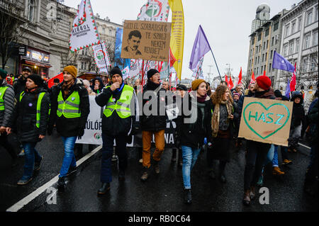 Budapest, Ungarn. 5. Jan 2019. Demonstranten gesehen marschieren mit Fahnen, Plakate und Banner während eines Protestes in Helden Platz gegen die Verabschiedung eines neuen Arbeitsrechts, der auch als 'Slave', wie es den Arbeitgebern zu erhöhen Pflicht Arbeitnehmer. Seit Dezember 2018, Ungarn gingen auf die Straße für mehr als eine Woche gegen das neue Arbeitsrecht und die Einführung eines neuen parallelen Court System protestieren. Credit: SOPA Images Limited/Alamy leben Nachrichten Stockfoto