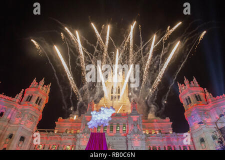 Madrid, Spanien. 5. Jan 2019. Feuerwerk im Rathaus von Madrid am Ende der Veranstaltung. Hunderte von Kindern haben zusammen mit ihren Eltern die Drei Könige Parade oder auch weiß, wie die kavalkade der Heiligen Drei Könige in Madrid sehr genossen. Credit: SOPA Images Limited/Alamy leben Nachrichten Stockfoto