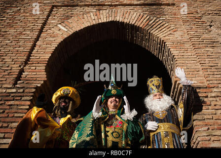 Malaga, Spanien. 5. Jan 2019. Die drei Weisen zu sehen sind für die Medien posiert, wie sie Teil an der Parade während der Erscheinung des Herrn feiern, ein Drei Weisen Parade. Credit: SOPA Images Limited/Alamy leben Nachrichten Stockfoto