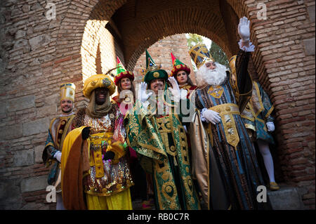 Malaga, Spanien. 5. Jan 2019. Die drei Weisen zu sehen sind für die Medien posiert, wie sie Teil an der Parade während der Erscheinung des Herrn feiern, ein Drei Weisen Parade. Credit: SOPA Images Limited/Alamy leben Nachrichten Stockfoto