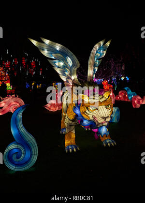 Zoo von Edinburgh, Edinburgh, Schottland, Großbritannien, 5. Januar 2019, den riesigen Laternen von China Anzeige von Fabelwesen, Legenden und Tiere im Zoo im Januar 2019. Mythischen geflügelten Wesen. Stockfoto