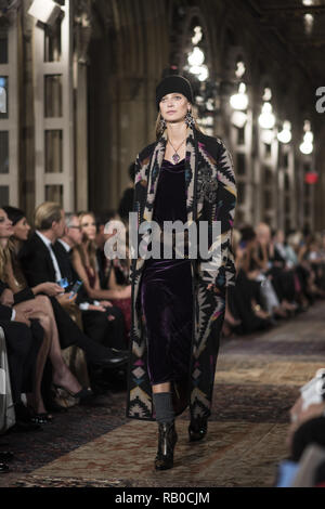 Ein Modell geht der Start- und Landebahn für Ralph Lauren fashion show während der New York Fashion Week am 7. September 2018 in New York City. 7. Sep 2018. Credit: Wonwoo Lee/ZUMA Draht/Alamy leben Nachrichten Stockfoto