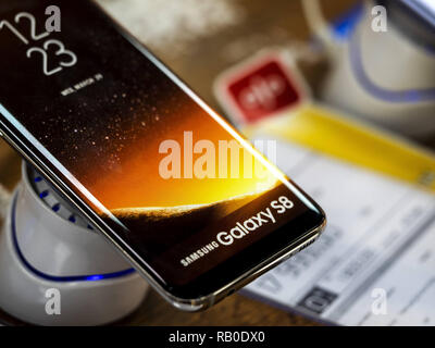 Kiew, Ukraine. 5 Jan, 2019. Samsung Galaxy 8 s Telefon im Laden gesehen. Quelle: Igor Golovniov/SOPA Images/ZUMA Draht/Alamy leben Nachrichten Stockfoto