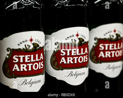 Kiew, Ukraine. 5 Jan, 2019. Stella Artois Bier im Regal gesehen. Quelle: Igor Golovniov/SOPA Images/ZUMA Draht/Alamy leben Nachrichten Stockfoto