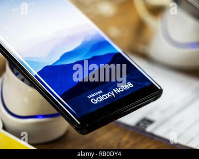 Kiew, Ukraine. 5 Jan, 2019. Samsung Galaxy 8 Telefon im Laden gesehen. Quelle: Igor Golovniov/SOPA Images/ZUMA Draht/Alamy leben Nachrichten Stockfoto