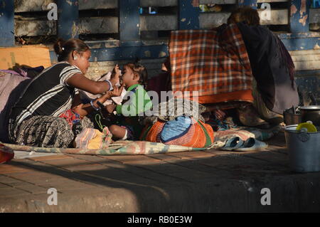 Kolkata, Indien. 6. Januar, 2019. Ein Fußweg dweller Pflege ihr Kind im Winter. Credit: Biswarup Ganguly/Alamy leben Nachrichten Stockfoto