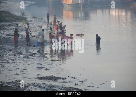 Kolkata, Indien. 6. Januar, 2019. Die Leute, die täglichen Bad im Babu ghat Der Fluss Hooghly. Credit: Biswarup Ganguly/Alamy leben Nachrichten Stockfoto