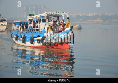Kolkata, Indien. 6. Januar, 2019. Pendler überqueren Sie den Fluss Hooghly durch Jahrzehnte alten starten zwischen Ramkrishnapur Ghat und Babu Ghat. Credit: Biswarup Ganguly/Alamy leben Nachrichten Stockfoto
