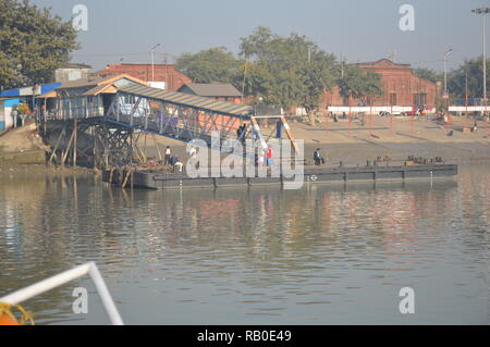 Kolkata, Indien. 6. Januar, 2019. Die Ramkrishnapur Fähre Ghat in Howrah der Fluss Hooghly. Credit: Biswarup Ganguly/Alamy leben Nachrichten Stockfoto