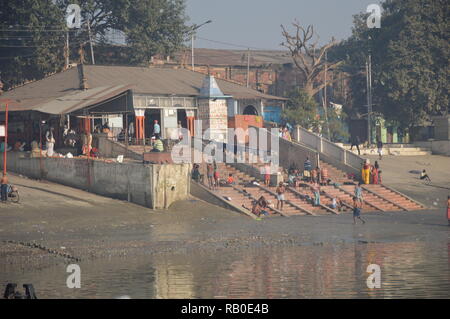 Kolkata, Indien. 6. Januar, 2019. Die Leute, die täglichen Bad im Ramkrishnapur Ghat, Howrah der Fluss Hooghly. Credit: Biswarup Ganguly/Alamy leben Nachrichten Stockfoto