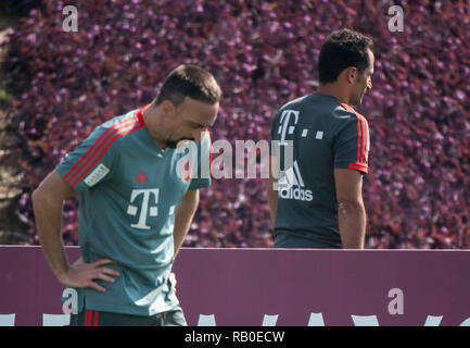 Doha, Katar. 06 Jan, 2019. Fussball: Bundesliga. Hasan Salihamidzic (r), Sportdirektor des FC Bayern München, der Deutschen Fußball-Liga Mannschaft, läuft hinter Franck Ribery am Morgen während eines Trainings in seinem Verein. Der FC Bayern wird in die Wüste Stadt bleiben, bis 10.01.2019 für ihr Trainingslager. Credit: Peter Kneffel/dpa/Alamy leben Nachrichten Stockfoto