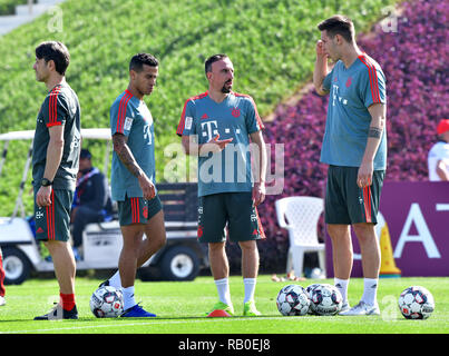 Doha, Katar. 06 Jan, 2019. Fussball: Bundesliga. Trainer Niko Kovac (l) ist auf dem Spielfeld mit den Spielern des FC Bayern München Thiago (2. von links), Franck Ribery und Niklas Süle während einer Schulung in den Morgen. Der FC Bayern wird in die Wüste Stadt bleiben, bis 10.01.2019 für ihr Trainingslager. Credit: Peter Kneffel/dpa/Alamy leben Nachrichten Stockfoto