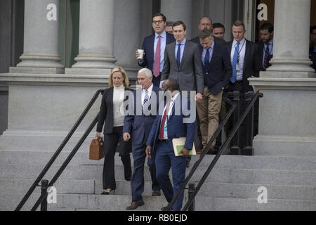 Washington, USA. 5. Jan 2019. (L - R) US-Homeland Security Kirstjen Nielsen, leitender Berater des Weißen Hauses Jared Kushner Vice President Mike Pence und Ja'Ron Smith Special Assistant an den Präsidenten der Vereinigten Staaten. Die US-Regierung geht in die dritte Woche der eine Teilabschaltung mit Republikanern und Demokraten im Widerspruch zu der Vereinbarung mit Präsident Donald Trump fordert mehr Geld für eine Mauer entlang der US-mexikanischen Grenze zu bauen. Quelle: dpa Picture alliance/Alamy leben Nachrichten Stockfoto