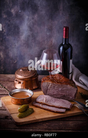 Roastbeef mit Demi glace Sauce und Rotwein, kopieren. Stockfoto