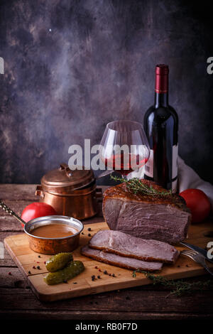 Roastbeef mit Demi glace Sauce und Rotwein, kopieren. Stockfoto