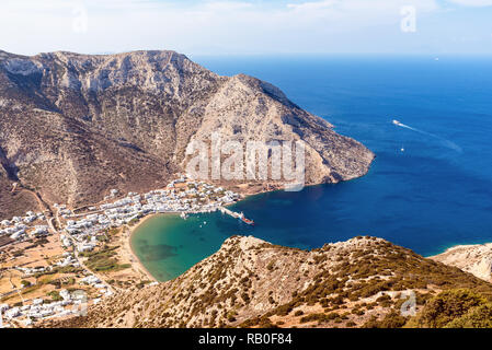 Blick auf den Hafen von Kamares. Insel Sifnos, Kykladen, Griechenland Stockfoto