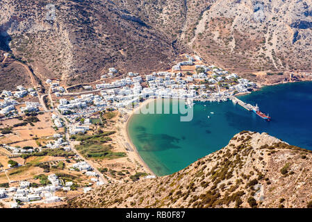 Kamares, einer schönen Hafenstadt auf einem malerischen griechischen Insel Sifnos. Kykladen Stockfoto