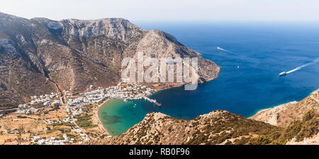 Panoramablick auf Sifnos Insel mit den wichtigsten Hafen der Kamares. Kykladen, Griechenland Stockfoto