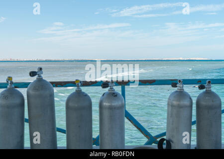 Eine Menge von Tauchflaschen. Sauerstoffflaschen outdoor. Sauerstoffflaschen für Schwimmen im Hintergrund auf das Meer Stockfoto