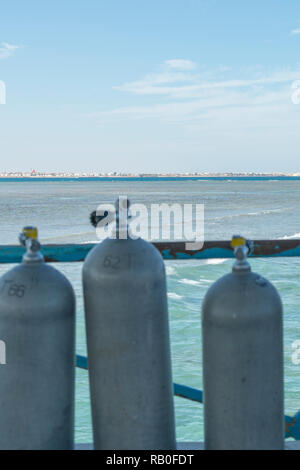 Eine Menge von Tauchflaschen. Sauerstoffflaschen outdoor. Sauerstoffflaschen für Schwimmen im Hintergrund auf das Meer. vertikale Foto. Stockfoto