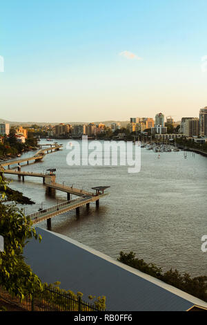 Brisbane Skyline bei Sonnenuntergang im Sommer wie aus einer höheren Position mit den Brisbane River (Brisbane, Queensland, Australien) Stockfoto