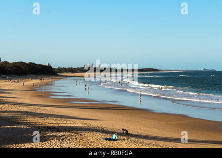 Blick auf einen typischen australischen Strand - Dicky Beach - an der Sunshine Coast in Queensland in der Nähe von Noosa Heads mit Wellen und Sand (Queensland, Australien) Stockfoto