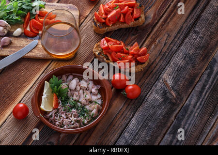 Baby gegrillt mit Knoblauch und Zitrone, kopieren. Stockfoto