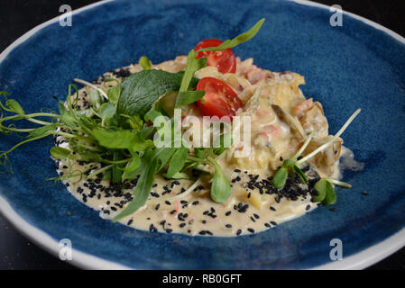 Luxus Restaurant risotto Reis mit Käse Meeresfrüchte und Sauce aus schwarzen Sesamsamen gemacht Stockfoto