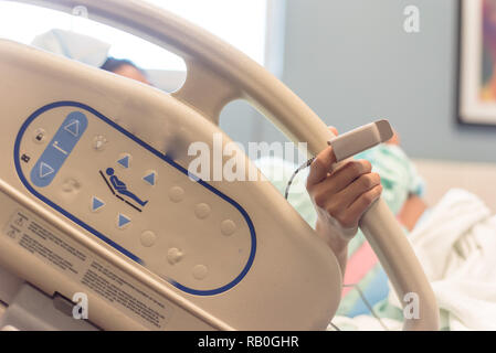 Close-up asiatische Frau hand mit Pulsoximeter Fingertip auf Geburt Stockfoto
